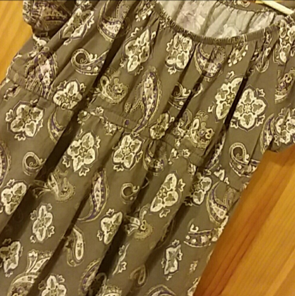 Sonoma green paisley with lots of stretch around the neck & bottom of sleeve top - Picture 2 of 3